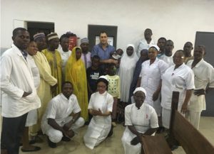 الدكتور عروة يوسف ناصر يتطوّع لتقديم خدمات طبّية في نيجيريا